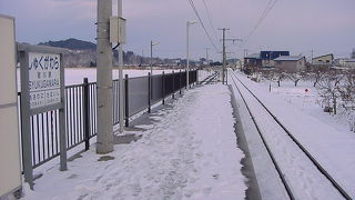 雪とりんごの中を走る