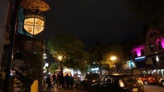 夜にぎやかな通り