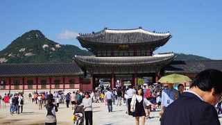 観光客だけでなく現地の人も多く賑わっています