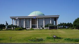 漢江沿いで一際大きな建物