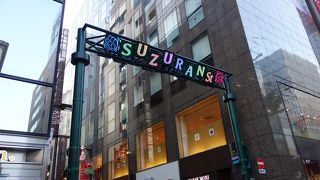 落ち着いた細い通り