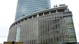 大阪駅直結のルクアから歩行者デッキでアクセス。