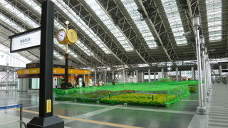 大阪駅の上、大丸とルクアの間に広がる巨大な空中庭園。