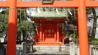 鮮やかな朱色の社が目立っています