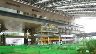 JR大阪駅北口の大丸・ルクア・ルクアイーレを合わせたエリアで、中心には時の広場など絢爛たる劇場空間が広がります。