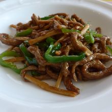 メイン料理のピーマンと牛肉炒め