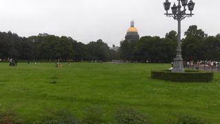 イサク大聖堂の前にある公園