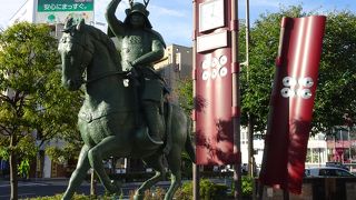 駅前にある銅像