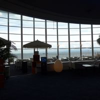 １階フロント前のレストランと窓越しの別府方面景色