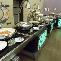 ビュッフェの朝食は種類が多く楽しめます。