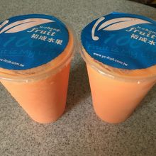 テイクアウトしたパパイヤミルク１杯50台湾ドル
