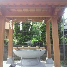 石和八幡宮の山門の横の手水鉢です。作法・要領の解説もあります