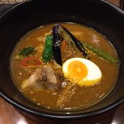 アクセス抜群の立地で手軽にスープカレーが楽しめます