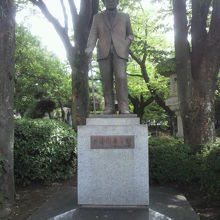 広大な敷地、屋敷、文物等を寄贈した小林中氏の銅像があります。