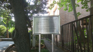 聖橋のたもとにあります