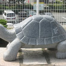 亀のオブジェがあります