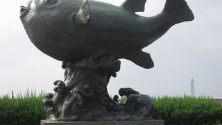 ふくと亀のオブジェがあります