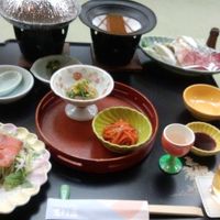 普通の宴会の食事です。肉は早めに投入しないと生焼けになります