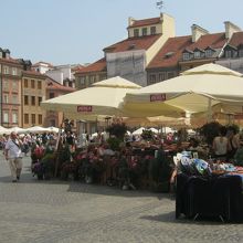 広場の様子です。人が多かったです。