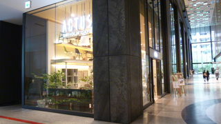 近畿地方で良く見かけるようになった高級家具店。