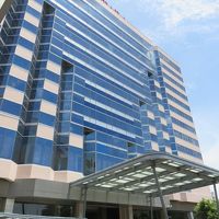 ショッピングモールの東隣