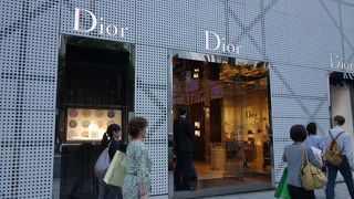 白い優雅なビルが魅力的