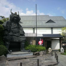 響の里は、信玄公の大きな像と白壁の建物から、すぐにわかります