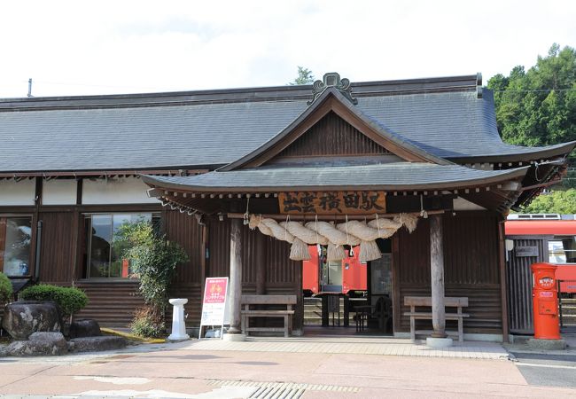 神社のような駅