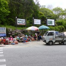 降りるときの目印は，看板と露天のおばちゃんたち。