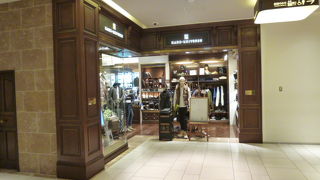 綺麗目で大人っぽい雰囲気のセレクトショップ。