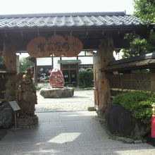 宝石庭園信玄の里の入口の門です。布袋様の木像と正面の宝石です