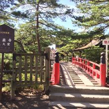 赤い橋が風情があります