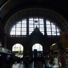 駅舎の中から出入り口側を見た所です。中央に時計があります