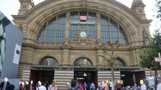 ホームは終着駅のようですが、近郊線や地下鉄も乗り入れています