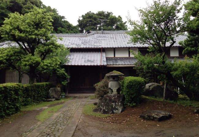 上小路武家屋敷通りの石垣の切れ目から入れます