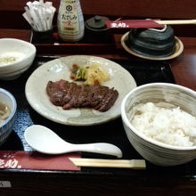 牛ハラミ焼き定食、テールスープととろろ付き