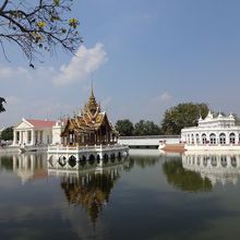 前方中央の建物は、「プラ ティナン アイサワン ティッパート