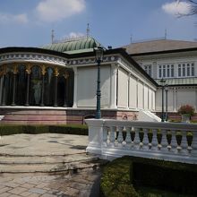 「プラ・ティナン・ワローパート・ピーマン」西洋風建築で、王の