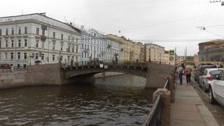 観光船が行き交う川