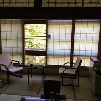 窓の外は緑とせせらぎ。一人でもったいきれいなお部屋