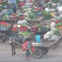 窓から朝市が見えます