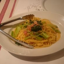 ベーコンと大和まなの白ワイン風味のパスタ