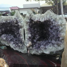 英雅堂の入口に置かれた紫水晶の原石です。山梨は水晶の産地です