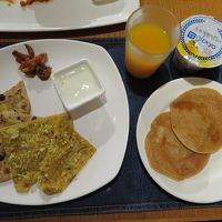 つくってもらったPranthas と　うすいパンケーキ