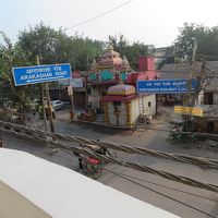 階段の踊り場のそとからの景色。向かいの派手なのは寺院らしい