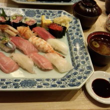 にぎり１２貫の「伊勢」、ウニを本鮪の中トロに替えてもらいまし