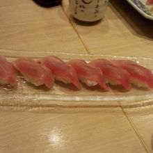 インド鮪の中トロ、期間限定特別価格の１貫９７円です