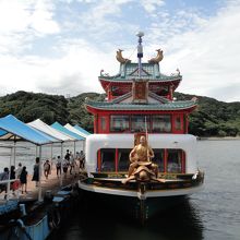 遊覧船　竜宮城に乗ります