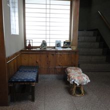 待合室です　右に二階へあがる階段があります