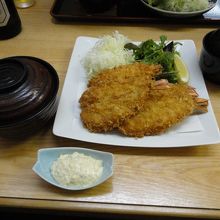 出ました！これが大人気の海老フライ定食